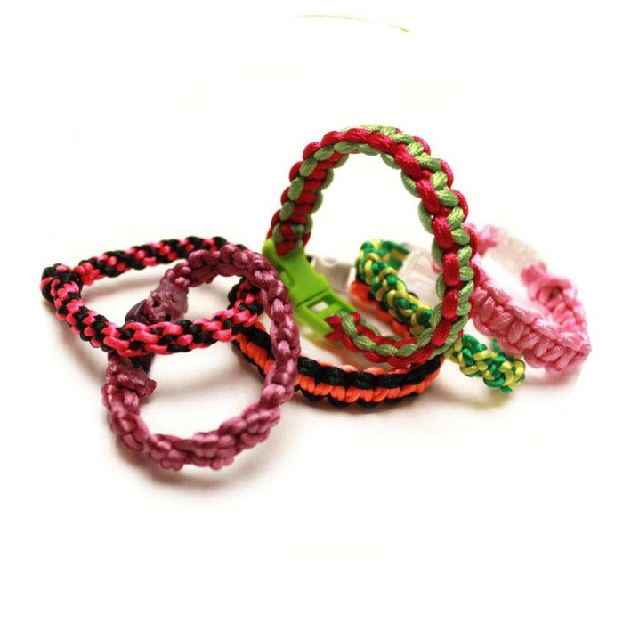 SelfTek Kit Per Braccialetti Dell'Amicizia - Creativo Per Bambine 5-12 Anni - 8 Braccialetti, Ciondoli, Adesivi