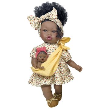 Bambola Nines d'Onil Alika da 40 cm con capelli ricci raccolti fascia a fiori e bebè in fascia porta-bimbo gialla - Bindi Giochi