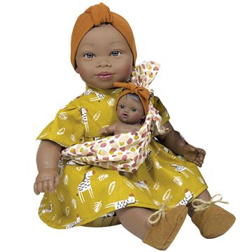 Bambola Nines d'Onil Alika da 40 cm con turbante ocra vestito giallo con zebre e bebè in fascia porta-bimbo - Bindi Giochi