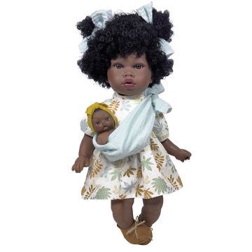 Bambola Nines d'Onil Alika da 40 cm con capelli ricci scuri bebè in fascia porta-bimbo e vestito - Bindi Giochi