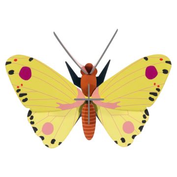 Una farfalla Luzerne 3D di Studio Roof con ali gialle e dettagli grafici fucsia in cartone riciclato - Bindi Giochi