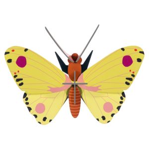 Una farfalla Luzerne 3D di Studio Roof con ali gialle e dettagli grafici fucsia in cartone riciclato - Bindi Giochi